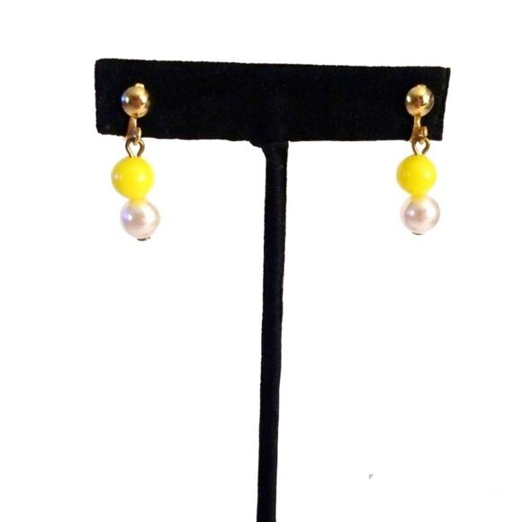 5/$25. Vintage Yellow faux pearl dangle earrings - Picture 1 of 4